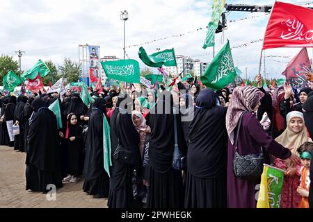 Le donne sono viste partecipare all'evento di compleanno del Profeta Islamico Muhammad al Parco di Newroz. La nascita del Profeta Islamico Muhammad è stata celebrata con un evento organizzato dalla Fondazione Profeta Lovers in piazza Newroz a Diyarbakir e a cui hanno partecipato migliaia di persone. Hanno partecipato alla celebrazione anche Zekeriya Yapicioglu, presidente del partito islamico curdo Free cause Party (HUDA-PAR), nonché rappresentanti di molti partiti e organizzazioni di diversi paesi musulmani, in particolare il rappresentante dell'organizzazione di Hamas dalla Palestina. Foto Stock