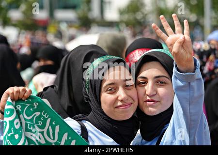 Le donne sono viste partecipare all'evento di compleanno del Profeta Islamico Muhammad al Parco di Newroz. La nascita del Profeta Islamico Muhammad è stata celebrata con un evento organizzato dalla Fondazione Profeta Lovers in piazza Newroz a Diyarbakir e a cui hanno partecipato migliaia di persone. Hanno partecipato alla celebrazione anche Zekeriya Yapicioglu, presidente del partito islamico curdo Free cause Party (HUDA-PAR), nonché rappresentanti di molti partiti e organizzazioni di diversi paesi musulmani, in particolare il rappresentante dell'organizzazione di Hamas dalla Palestina. Foto Stock