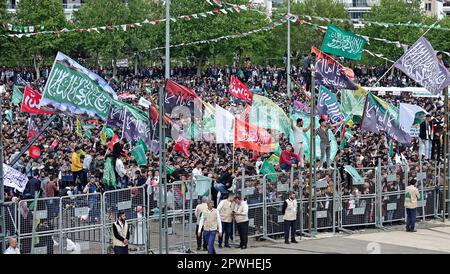 I partecipanti all'evento di compleanno del Profeta Islamico Muhammad, tenutosi al Parco Newroz sono visti sventolare bandiere. La nascita del Profeta Islamico Muhammad è stata celebrata con un evento organizzato dalla Fondazione Profeta Lovers in piazza Newroz a Diyarbakir e a cui hanno partecipato migliaia di persone. Hanno partecipato alla celebrazione anche Zekeriya Yapicioglu, presidente del partito islamico curdo Free cause Party (HUDA-PAR), nonché rappresentanti di molti partiti e organizzazioni di diversi paesi musulmani, in particolare il rappresentante dell'organizzazione di Hamas dalla Palestina. Foto Stock