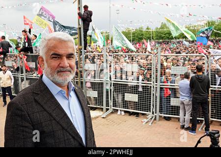 Zekeriya Yapicioglu, il leader del partito islamico curdo Free cause Party (HUDA-PAR), è presente all'evento. La nascita del Profeta Islamico Muhammad è stata celebrata con un evento organizzato dalla Fondazione Profeta Lovers in piazza Newroz a Diyarbakir e a cui hanno partecipato migliaia di persone. Hanno partecipato alla celebrazione anche Zekeriya Yapicioglu, presidente del partito islamico curdo Free cause Party (HUDA-PAR), nonché rappresentanti di molti partiti e organizzazioni di diversi paesi musulmani, in particolare il rappresentante dell'organizzazione di Hamas dalla Palestina. Foto Stock