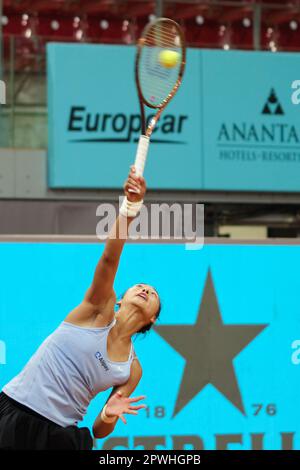 Madrid, Spagna. 30th Apr, 2023. Zheng Qinwen, della Cina, serve durante il turno femminile di single di 32 match contro Ekaterina Alexandrova, della Russia, al torneo di tennis del Madrid Open di Madrid, in Spagna, il 30 aprile 2023. Credit: Meng Dingbo/Xinhua/Alamy Live News Foto Stock