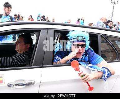 Napoli. 30th Apr, 2023. I fan di Napoli sono visti prima di una partita di calcio di Serie A tra Napoli e Salernitana a Napoli, il 30 aprile 2023. Credit: Str/Xinhua/Alamy Live News Foto Stock