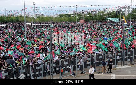 I partecipanti all'evento di compleanno del Profeta Islamico Muhammad, tenutosi al Parco Newroz sono visti sventolare bandiere. La nascita del Profeta Islamico Muhammad è stata celebrata con un evento organizzato dalla Fondazione Profeta Lovers in piazza Newroz a Diyarbakir e a cui hanno partecipato migliaia di persone. Hanno partecipato alla celebrazione anche Zekeriya Yapicioglu, presidente del partito islamico curdo Free cause Party (HUDA-PAR), nonché rappresentanti di molti partiti e organizzazioni di diversi paesi musulmani, in particolare il rappresentante dell'organizzazione di Hamas dalla Palestina. (Foto di Mehmet M Foto Stock