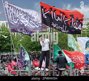 I partecipanti all'evento di compleanno del Profeta Islamico Muhammad, tenutosi al Parco Newroz sono visti sventolare bandiere. La nascita del Profeta Islamico Muhammad è stata celebrata con un evento organizzato dalla Fondazione Profeta Lovers in piazza Newroz a Diyarbakir e a cui hanno partecipato migliaia di persone. Hanno partecipato alla celebrazione anche Zekeriya Yapicioglu, presidente del partito islamico curdo Free cause Party (HUDA-PAR), nonché rappresentanti di molti partiti e organizzazioni di diversi paesi musulmani, in particolare il rappresentante dell'organizzazione di Hamas dalla Palestina. (Foto di Mehmet M Foto Stock