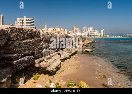 Fenicio muro di città in zona isola antica, e gli edifici sul corso della penisola, mar mediterraneo, Tiro (Sour, sur), Libano, medio-est, Asia Foto Stock