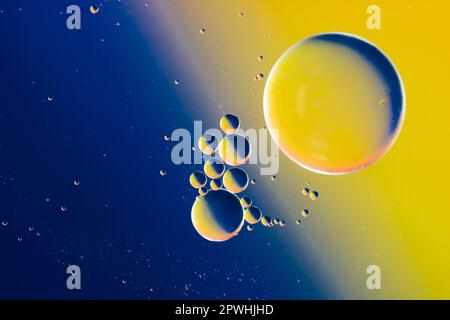 Macro astratta con gocce d'olio in acqua, come pianeti nello spazio Foto Stock