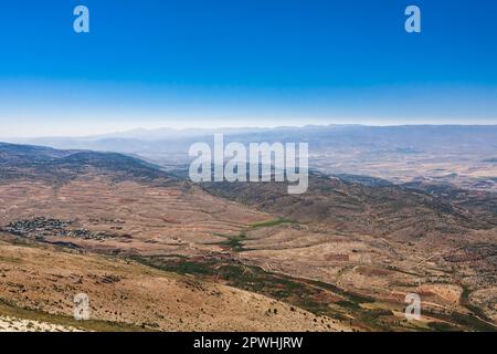 Valle di Bekaa (Beqaa) e montagne anti-libanesi, dalle montagne libanesi (Ariz-Baalbek Road), dal Governatorato di Baalbek-Hermel, Libano, Medio Oriente, Asia Foto Stock