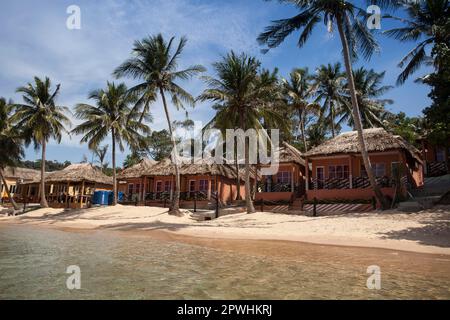 Piccolo complesso turistico sulla spiaggia, Bamboo Resort, vicino Gian Dhow, Phu Quoc isola, Vietnam Foto Stock