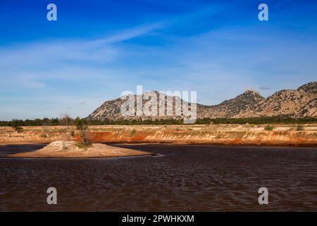 Montagne costiere vicino CA Na, lago artificiale per la produzione di sale, Ninh Thuan, Vietnam Foto Stock