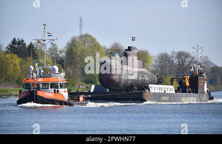 Tugs tira il sommergibile U 17 su un pontile nel canale di Kiel, trasferimento al Museo della tecnica Sinsheim Speyer, Schleswig-Holstein, Germania Foto Stock