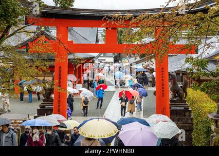 Kyoto, Giappone - 26 marzo 2023: Porte rosse di Torii a Fushimi Inari Taisha, un santuario shintoista in Giappone Foto Stock