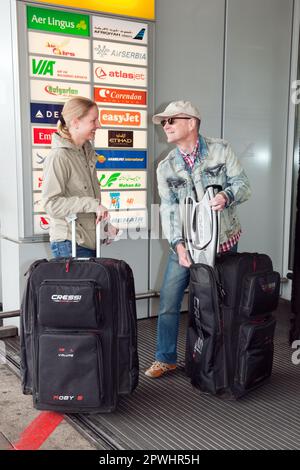 Vacanzieri con attrezzatura subacquea, bagagli in aeroporto, Duesseldorf, Renania settentrionale-Vestfalia, Germania Foto Stock