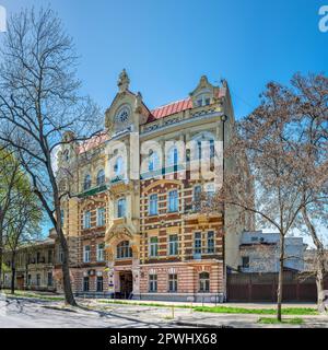 Odessa, Ucraina 18.04.2023. Edificio storico sulla via Marazlievskaya a Odessa, Ucraina, in una giornata di sole primaverile Foto Stock