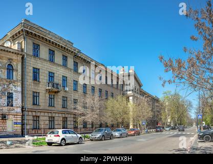 Odessa, Ucraina 18.04.2023. Edificio storico sulla via Marazlievskaya a Odessa, Ucraina, in una giornata di sole primaverile Foto Stock