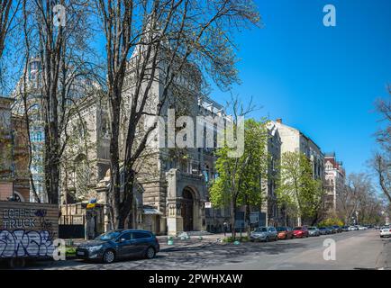 Odessa, Ucraina 18.04.2023. Edificio storico sulla via Marazlievskaya a Odessa, Ucraina, in una giornata di sole primaverile Foto Stock