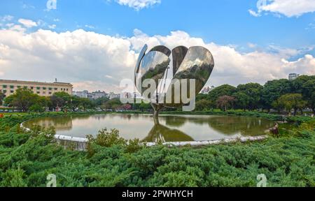 Floralis Generica acciaio e alluminio Grande scultura di fiori sopra una piscina riflettente nel parco cittadino di Plaza de las Naciones Unidas, Buenos Aires Argentina Foto Stock