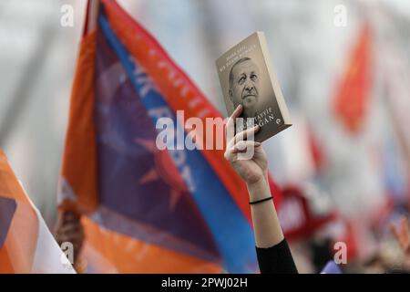 Ankara, Turchia. 30th Apr, 2023. Un partecipante tiene il libro "Un mondo migliore è possibile" scritto dal presidente della Repubblica di Turchia, Recep Tayyip Erdogan durante il rally. Il Presidente della Repubblica di Turchia Recep Tayyip Erdogan ha tenuto un rally con un'ampia partecipazione allo slogan "Grande incontro di Ankara" nel Giardino della Nazione capitale. Mentre Erdogan stava puntando sull'Alleanza Nazionale con le sue parole al raduno, ha rinnovato il suo desiderio di diventare il presidente del 13th vincendo le elezioni che si terranno il 14 maggio. Credit: SOPA Images Limited/Alamy Live News Foto Stock