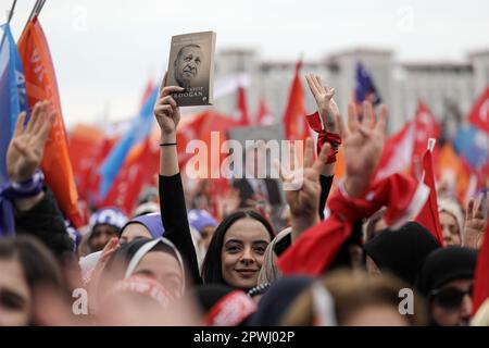 Ankara, Turchia. 30th Apr, 2023. Un partecipante tiene il libro "Un mondo migliore è possibile" scritto dal presidente della Repubblica di Turchia, Recep Tayyip Erdogan durante il rally. Il Presidente della Repubblica di Turchia Recep Tayyip Erdogan ha tenuto un rally con un'ampia partecipazione allo slogan "Grande incontro di Ankara" nel Giardino della Nazione capitale. Mentre Erdogan stava puntando sull'Alleanza Nazionale con le sue parole al raduno, ha rinnovato il suo desiderio di diventare il presidente del 13th vincendo le elezioni che si terranno il 14 maggio. Credit: SOPA Images Limited/Alamy Live News Foto Stock