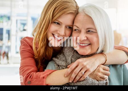 Amo i nostri giorni speciali insieme. una giovane donna felice che si trova dietro la madre anziana. Foto Stock