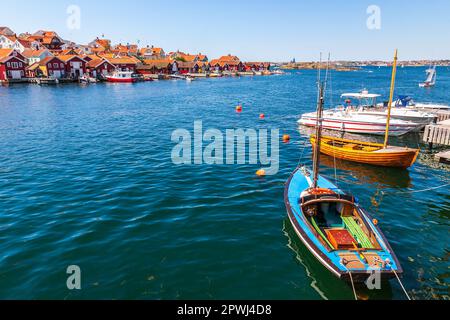 Vecchie barche di legno in un villaggio di pescatori sul mare Foto Stock