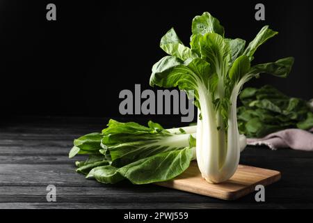 Fresco verde bok choy cavoli su tavolo di legno nero. Spazio per il testo Foto Stock