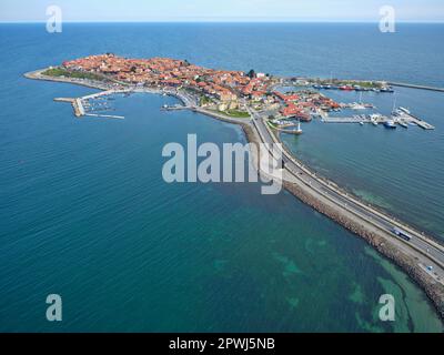 VISTA AEREA. Località storica e balneare di Nesebar (anche Nessebar) sulla riva occidentale del Mar Nero. Provincia di Burgas, Bulgaria. Foto Stock