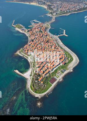 VISTA AEREA. Località storica e balneare di Nesebar (anche Nessebar) sulla riva occidentale del Mar Nero. Provincia di Burgas, Bulgaria. Foto Stock