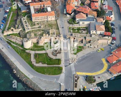 VISTA AEREA. Bastioni di Nesebar (anche Nessebar) sulla riva occidentale del Mar Nero. Provincia di Burgas, Bulgaria. Foto Stock