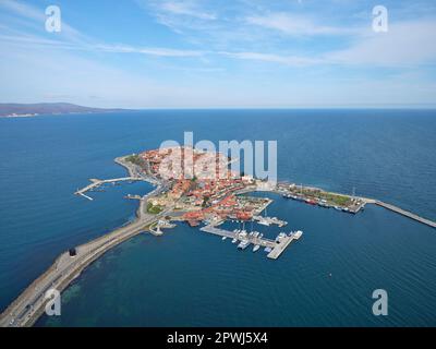 VISTA AEREA. Località storica e balneare di Nesebar (anche Nessebar) sulla riva occidentale del Mar Nero. Provincia di Burgas, Bulgaria. Foto Stock