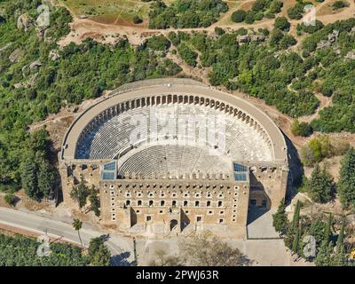 VISTA AEREA. Il teatro romano di Aspendos. Provincia di Antalya, Turchia. Foto Stock