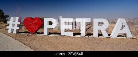 Hashtag i Love Petra Sign in Jordan Panorama with Inscription in Big Letters on a Viewpoint Foto Stock
