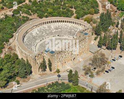 VISTA AEREA. Il teatro romano di Aspendos. Provincia di Antalya, Turchia. Foto Stock