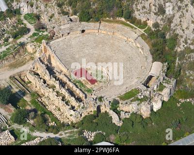 VISTA AEREA. Teatro Greco-Romano di Myra. Alakent, Provincia di Antalya, Turchia. Foto Stock