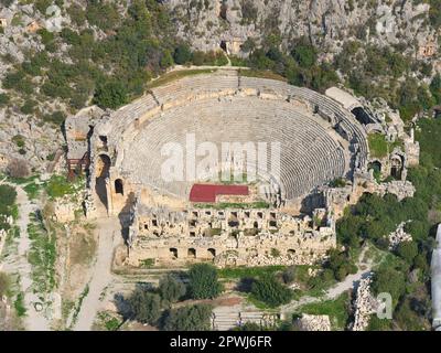VISTA AEREA. Teatro Greco-Romano di Myra. Alakent, Provincia di Antalya, Turchia. Foto Stock