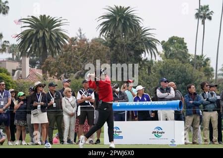 30 aprile 2023: LPGA - Hannah Green, professionista di golf da Perth, Australia, ha vinto la Ladies Professional Golf Association, JM Eagle LA Championship 2023, The Wilshire Country Club, Los Angeles, CA, USA, 30 aprile 2023. Legato ad altri due giocatori alla fine di quattro turni di gioco, Green ha vinto due buchi di playoff Sudden Death per catturare il titolo e un giorno di paga di $$450.000. Il verde è raffigurato qui che brulica di sul primo foro. (Credit Image: © Scott Mitchell/ZUMA Press Wire) SOLO PER USO EDITORIALE! Non per USO commerciale! Foto Stock