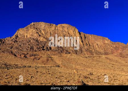 Vista delle montagne rocciose del Sinai e del deserto in Egitto Foto Stock