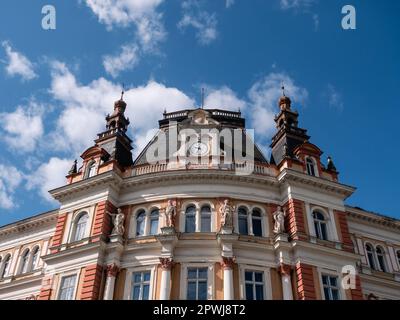 Vecchio edificio principale della posta esterno a Karlovy Vary, Repubblica Ceca, dell'Impero Austro-Ungarico con quattro statue allegoriche che rappresentano Tel Foto Stock