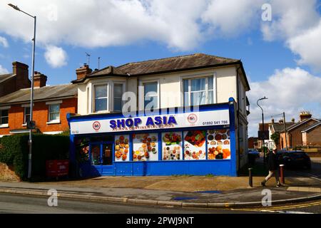 Negozio di cibi asiatici e continentali all'angolo tra London e Springfield Road, High Street, Southborough, Kent Foto Stock