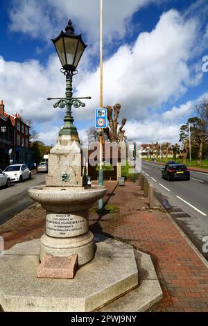 La Fontana accanto alla fermata dell'autobus sulla strada di Londra sotto Southborough Common, Southborough, Kent. Foto Stock