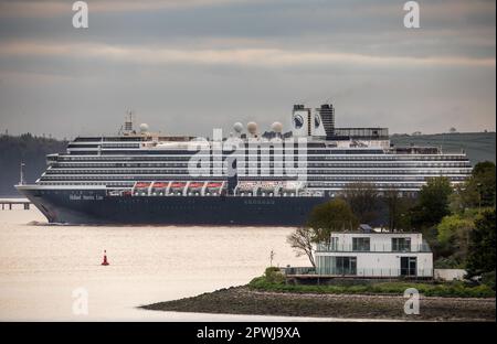 Crosshaven, Cork, Irlanda. 01st maggio, 2023. La nave da crociera Zuiderdam passa dietro una casa di fronte alla riva sul punto, Crosshaven, mentre sulla sua strada per una visita a Cobh, Co. Cork. Ireland.- Credit; David Creedon / Alamy Live News Foto Stock