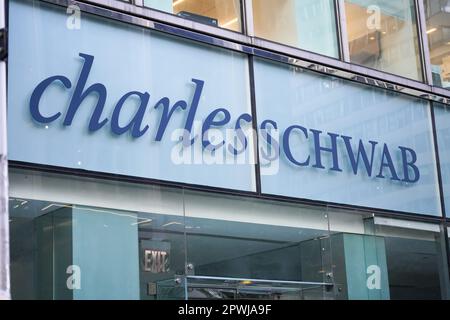 New York, NY - 26 aprile 2023 - Charles Schwab Corporation segno di logo della società di servizi finanziari nella finestra della filiale di Midtown Manhattan Foto Stock