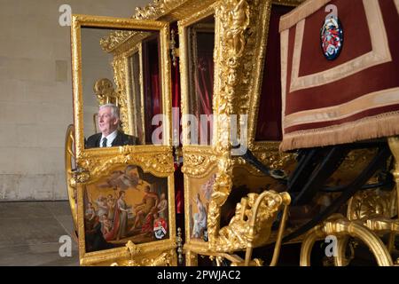 Il relatore della Camera dei Comuni, Sir Lindsay Hoyle, viene fotografato con l'allenatore di Stato del relatore, che è tornato a Westminster per la prima volta dal 2005. L'allenatore, che si ritiene sia stato costruito negli anni '1690s per re Guglielmo III e la regina Maria II, è stato utilizzato per l'ultima volta dal presidente della Camera dei Comuni, George Thomas nel 1981 per partecipare al matrimonio del Principe di Galles con Lady Diana Spencer nella Cattedrale di San Paolo. Data immagine: Domenica 30 aprile 2023. Foto Stock