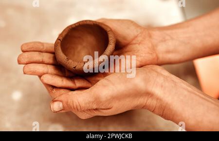 La mia passione è la ceramica. una donna che forma una pentola di argilla nel suo laboratorio Foto Stock