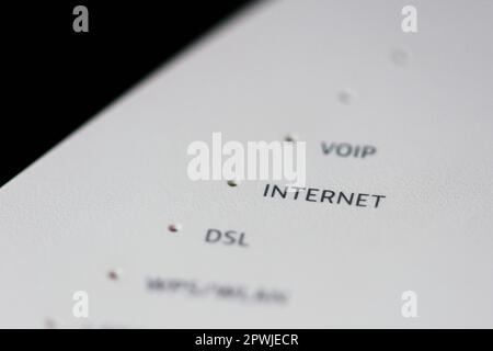 Estrema macro close up di un modem router, concentrandosi sulla parola 'Internet'. Foto Stock