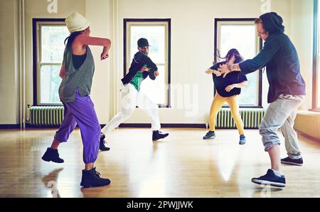 Giovani e prossimi ballerini hip hop. un gruppo di giovani amici che ballano insieme in studio. Foto Stock