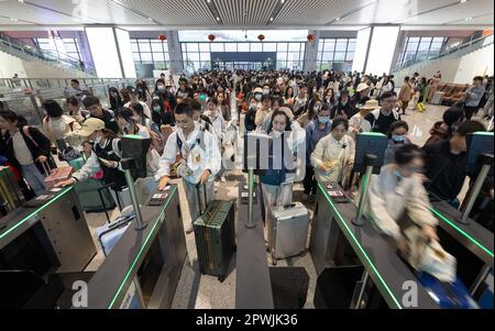 Pechino, provincia cinese di Zhejiang. 29th Apr, 2023. I passeggeri devono controllare i biglietti presso la stazione ferroviaria di Huzhou, provincia di Zhejiang nella Cina orientale, 29 aprile 2023. Credit: Yi Fan/Xinhua/Alamy Live News Foto Stock