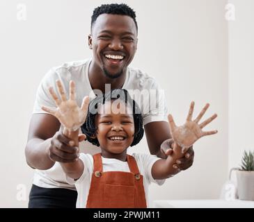 Colpo di un giovane padre che aiuta sua figlia a lavarsi le mani nel bagno di casa. Foto Stock