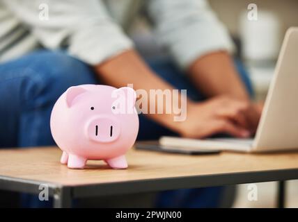 Pianifica sempre in anticipo. una banca di piggy su un tavolo in una casa Foto Stock