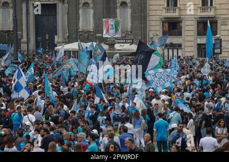 Napoli, Italia. 30th Apr, 2023. Tifosi affollano il centro città tenendo bandiere sotto un effig dello 'Scudetto', il simbolo con i colori della bandiera italiana che si affigge alla maglia della squadra che vince la Serie Italiana A campionato di calcio) In attesa del risultato della partita di calcio SSC Napoli vs US Salernitana. Dopo la sconfitta della SS Lazio al FC Inter, Napoli potrebbe vincere oggi la Serie a italiana. Credit: Independent Photo Agency/Alamy Live News Foto Stock