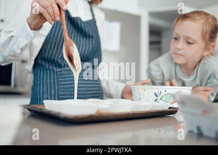 E proprio come la magia, si trasformeranno in una delizia. Primo piano di una nonna che cuoce con la nonna a casa Foto Stock